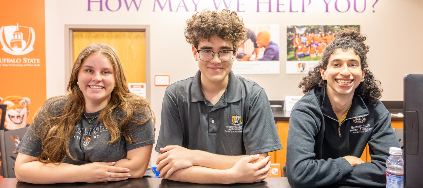 Students in front of Welcome Desk